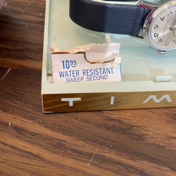 Vintage*** Timex Classic Silver Dial with Black Leather Strap main image 6